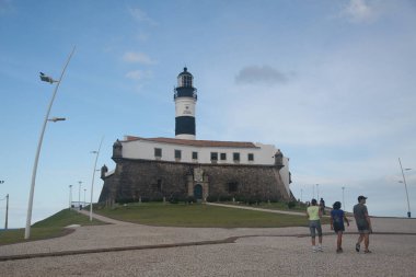 Salvador, Bahia, Brezilya - 1 Mayıs 2022 Santo Antonio Fort manzarası, daha çok Salvador 'daki Barra deniz feneri olarak bilinir..