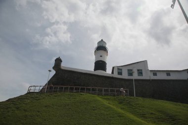 Salvador, Bahia, Brezilya - 1 Mayıs 2022 Santo Antonio Fort manzarası, daha çok Salvador 'daki Barra deniz feneri olarak bilinir..