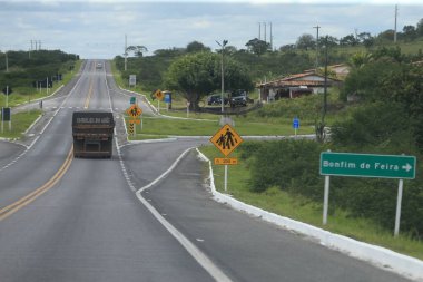Feira de Santana, Bahia, Brezilya - 4 Eylül 2022: BR 116 federal otoyolunda yasak bölgede araçlar ele geçirildi.