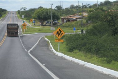 Feira de Santana, Bahia, Brezilya - 4 Eylül 2022: BR 116 federal otoyolunda yasak bölgede araçlar ele geçirildi.