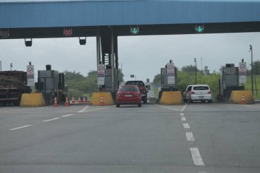 Feira de Santana, Bahia, Brezilya - 6 Kasım 2022: Brezilya Federal Karayolu BR 324, Feira de Santana şehrinde gişe tahsilatı plazası.