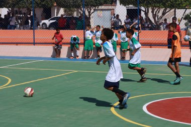 Alma do monte alto, bahia, brrazil - 25 Mayıs 2024: Spor sahasında futbol oynayan gençler.