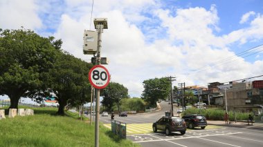 Salvador, Bahia, Brezilya - 16 Ekim 2023: saatte 80 kilometre hız kontrol radarı.