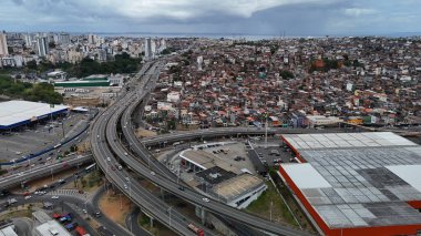 Salvador, Bahia, Brezilya - 6 Kasım 2024: Salvador şehrindeki Rotula do Abacaxi viyadük kompleksinin manzarası.