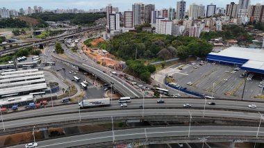 Salvador, Bahia, Brezilya - 6 Kasım 2024: Salvador şehrindeki Rotula do Abacaxi viyadük kompleksinin manzarası.