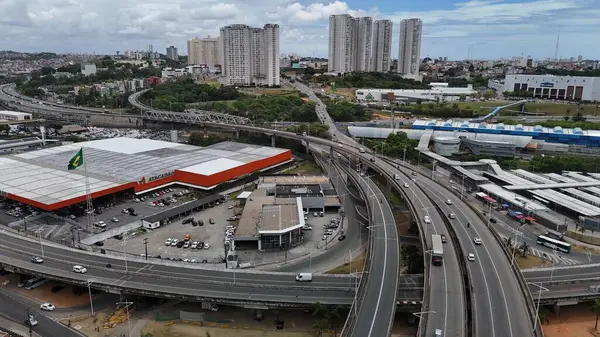 Salvador, Bahia, Brezilya - 6 Kasım 2024: Salvador şehrindeki Rotula do Abacaxi viyadük kompleksinin manzarası.