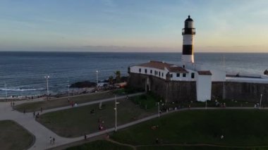Salvador, Bahia, Brezilya - 2 Aralık 2024: Santo Antonio Kalesi 'nin havadan görünüşü, daha çok Barra Deniz Feneri olarak bilinir..