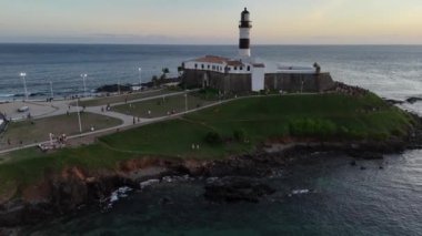 Salvador, Bahia, Brezilya - 2 Aralık 2024: Santo Antonio Kalesi 'nin havadan görünüşü, daha çok Barra Deniz Feneri olarak bilinir..