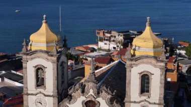 Salvador, Bahia, Brezilya - 5 Aralık 2024: Salvador 'daki Basilica Nosso do Bonfim cephesinin görünüşü.