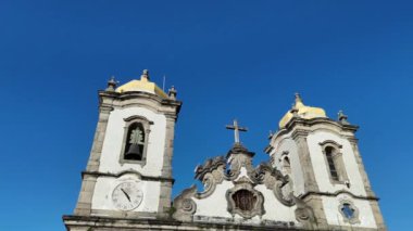 Salvador, Bahia, Brezilya - 5 Aralık 2024: Salvador 'daki Basilica Nosso do Bonfim cephesinin görünüşü.