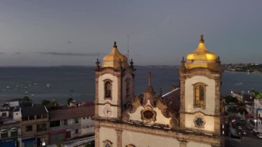 Salvador, Bahia, Brezilya - 5 Aralık 2024: Salvador 'daki Basilica Nosso do Bonfim cephesinin görünüşü.