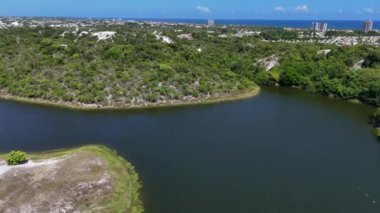 Salvador, Bahia, Brezilya - 27 Aralık 2024: Salvador şehrindeki Lagoa do Abaete 'nin hava manzarası.