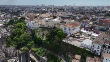 Salvador, Bahia, Brezilya - 17 Aralık 2024: Salvador şehrinin ticaret mahallesindeki lacerda asansörünün görüntüsü.