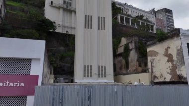 Salvador, Bahia, Brezilya - 17 Aralık 2024: Salvador şehrinin ticaret mahallesindeki lacerda asansörünün görüntüsü.