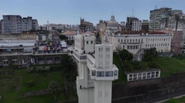 Salvador, Bahia, Brezilya - 17 Aralık 2024: Salvador şehrinin ticaret mahallesindeki lacerda asansörünün görüntüsü.