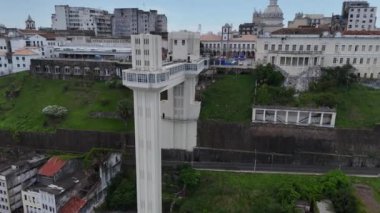 Salvador, Bahia, Brezilya - 17 Aralık 2024: Salvador şehrinin ticaret mahallesindeki lacerda asansörünün görüntüsü.