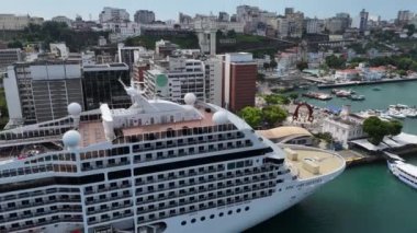 Salvador, Bahia, Brezilya - 17 Aralık 2024: Salvador limanında demirlemiş bir yolcu gemisinin hava görüntüsü.