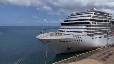 Salvador, Bahia, Brezilya - 17 Aralık 2024: Salvador limanında demirlemiş bir yolcu gemisinin hava görüntüsü.