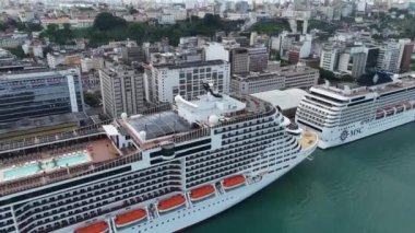 Salvador, Bahia, Brezilya - 17 Aralık 2024: Salvador limanında demirlemiş bir yolcu gemisinin hava görüntüsü.