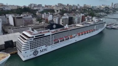 Salvador, Bahia, Brezilya - 17 Aralık 2024: Salvador limanında demirlemiş bir yolcu gemisinin hava görüntüsü.