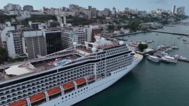 Salvador, Bahia, Brezilya - 17 Aralık 2024: Salvador limanında demirlemiş bir yolcu gemisinin hava görüntüsü.
