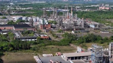 Camacari, Bahia, Brezilya - 26 Aralık 2024: Camacari şehrinin sanayi merkezindeki bir fabrikanın havadan görünüşü.