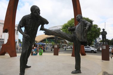 Salvador, Bahia, Brezilya - 17 Aralık 2024: Salvador 'daki Comercio mahallesindeki capoeiristas anıtının manzarası.
