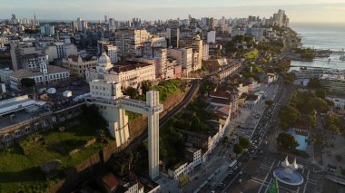 Salvador, Bahia, Brezilya - 17 Aralık 2024: Salvador şehrinin ticaret mahallesindeki lacerda asansörünün görüntüsü