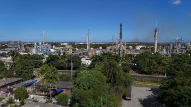 Camacari, Bahia, Brezilya - 26 Aralık 2024: Camacari şehrinin sanayi merkezindeki bir fabrikanın havadan görünüşü.