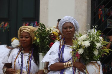 Salvador, Bahia, Brezilya - Ocak 2025: Sinyor Bonfim 'in müritleri kilise merdivenlerinin yıkanmasına katılın.