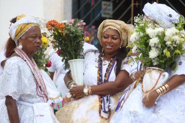 Salvador, Bahia, Brezilya - Ocak 2025: Sinyor Bonfim 'in müritleri kilise merdivenlerinin yıkanmasına katılın.