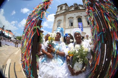 Salvador, Bahia, Brezilya - Ocak 2025: Sinyor Bonfim 'in müritleri kilise merdivenlerinin yıkanmasına katılın.