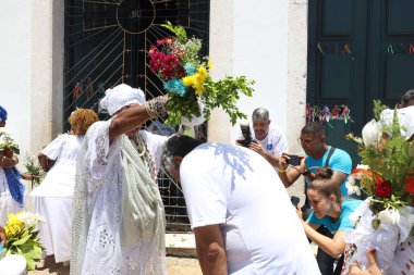 Salvador, Bahia, Brezilya - Ocak 2025: Sinyor Bonfim 'in müritleri kilise merdivenlerinin yıkanmasına katılın.