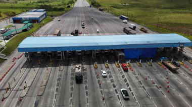 Candeias, Bahia, Brezilya - 22 Kasım 2024: Federal otoyol BR 324 üzerindeki gişe tahsilat plazası.