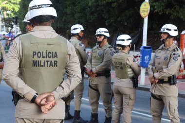 Salvador, Bahia, Brezilya - 1 Mart 2025: Askeri polis Salvador 'daki karnaval sırasında güvenlik portallarında erişim kontrol operasyonu gerçekleştirdi.