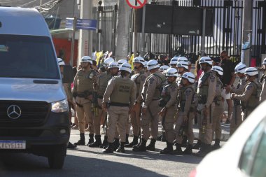 Salvador, Bahia, Brezilya - 1 Mart 2025: Askeri polis Salvador 'daki karnaval sırasında güvenlik portallarında erişim kontrol operasyonu gerçekleştirdi.