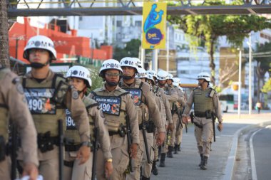 Salvador, Bahia, Brezilya - 1 Mart 2025: Askeri polis Salvador 'daki karnaval sırasında güvenlik portallarında erişim kontrol operasyonu gerçekleştirdi.