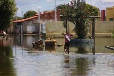 bom Jesus da lapa, bahia, brrazil - 19 Ocak 2025: Bom Jesus da Lapa şehrindeki Sao Francisco Nehri 'nin taşması sonucu sel basmış bölge.