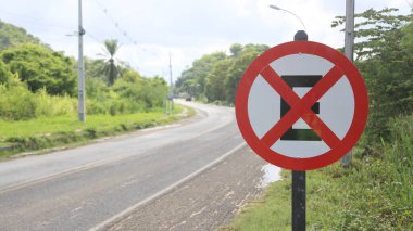 Salvador Bahia, Brezilya - 11 Ocak 2025: Salvador şehrindeki bir otoyolda durmak ya da park etmek yasak.