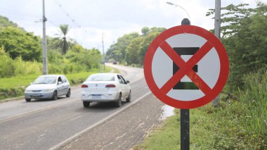 Salvador Bahia, Brezilya - 11 Ocak 2025: Salvador şehrindeki bir otoyolda durmak ya da park etmek yasak.