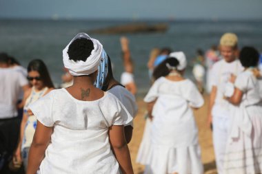 Salvador, Bahia, Brezilya - 2 Şubat 2025: Orixa Yemanja 'nın takipçileri ve Candomblema' nın takipçileri Salvador şehrindeki kutlamaya katıldılar..