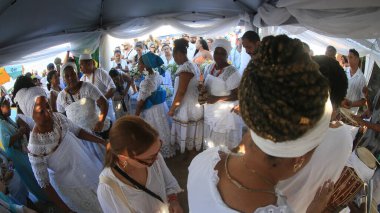 Salvador, Bahia, Brezilya - 2 Şubat 2025: Orixa Yemanja 'nın takipçileri ve Candomblema' nın takipçileri Salvador şehrindeki kutlamaya katıldılar..