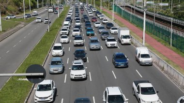 Salvador, Bahia, Brezilya: 28 Kasım 2024: Salvador şehrindeki Luiz Viana Bulvarı 'nda araçlar trafik sıkışıklığında görüldü.