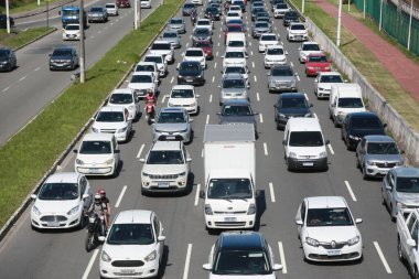 Salvador, Bahia, Brezilya: 28 Kasım 2024: Salvador şehrindeki Luiz Viana Bulvarı 'nda araçlar trafik sıkışıklığında görüldü.