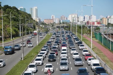 Salvador, Bahia, Brezilya: 28 Kasım 2024: Salvador şehrindeki Luiz Viana Bulvarı 'nda araçlar trafik sıkışıklığında görüldü.