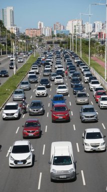 Salvador, Bahia, Brezilya: 28 Kasım 2024: Salvador şehrindeki Luiz Viana Bulvarı 'nda araçlar trafik sıkışıklığında görüldü.