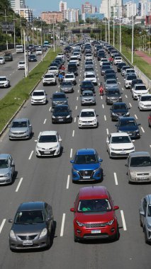 Salvador, Bahia, Brezilya: 28 Kasım 2024: Salvador şehrindeki Luiz Viana Bulvarı 'nda araçlar trafik sıkışıklığında görüldü.