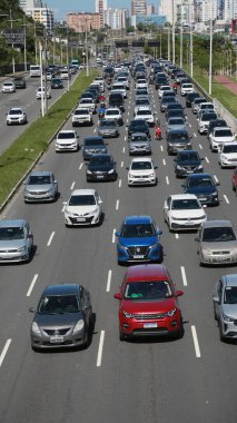 Salvador, Bahia, Brezilya: 28 Kasım 2024: Salvador şehrindeki Luiz Viana Bulvarı 'nda araçlar trafik sıkışıklığında görüldü.