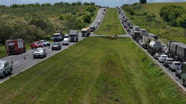 Candeias, Bahia, Brezilya: 23 Ocak 2025: Federal otoyoldaki trafik sıkışıklığının havadan görüntüsü.