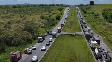 Candeias, Bahia, Brezilya: 23 Ocak 2025: Federal otoyoldaki trafik sıkışıklığının havadan görüntüsü.